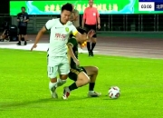 开云体育-比赛中爆发红牌战，两队硬仗难解