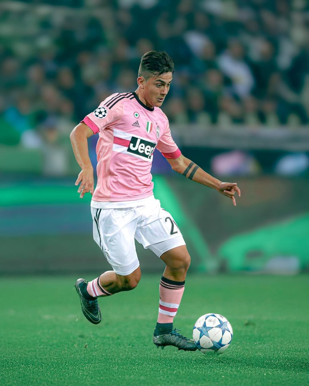 关于尤文图斯主教练赞誉球队表现，冲击冠军的信息