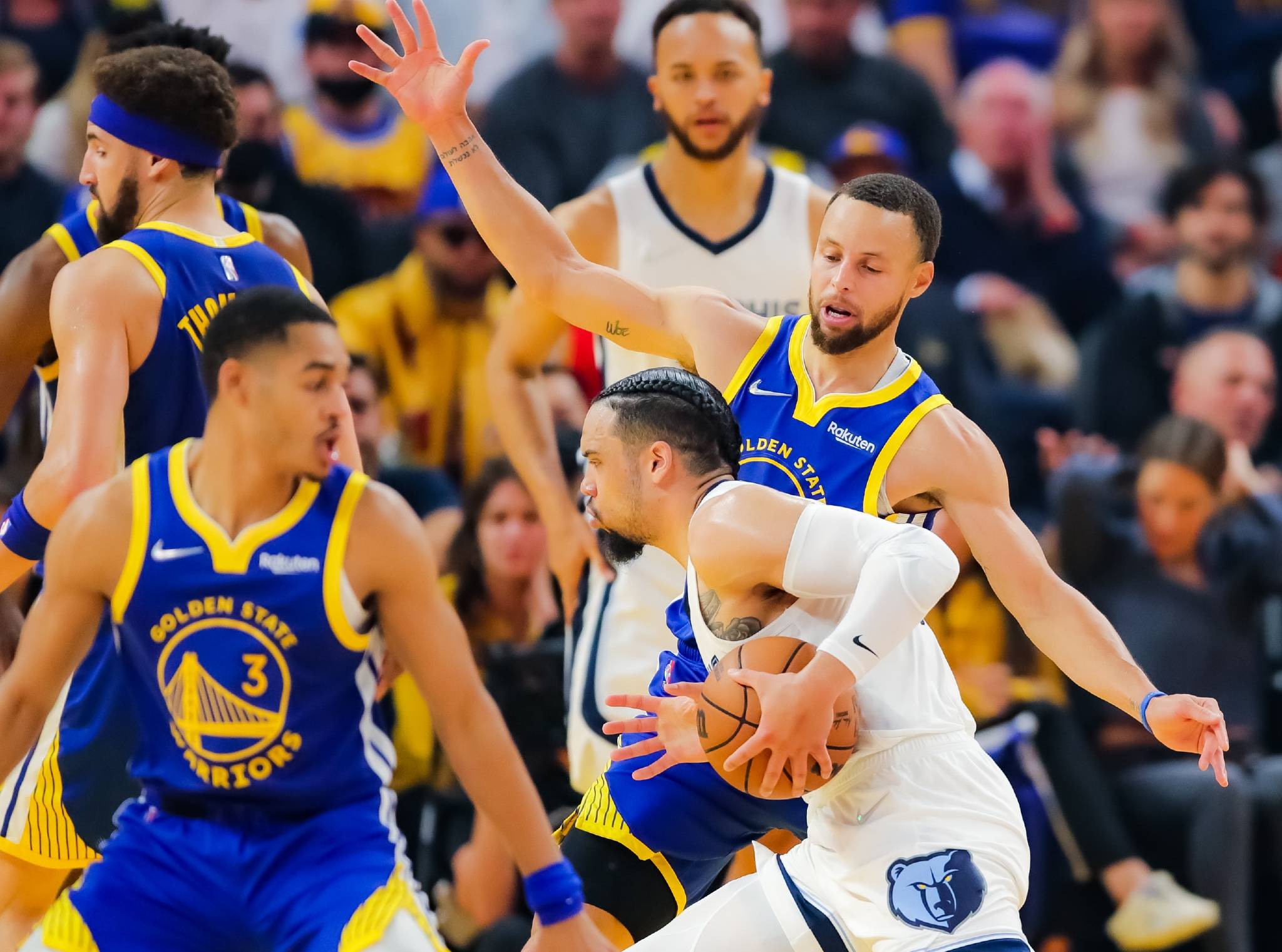 猛龙队在客场击败独行侠队，以小分优势获胜