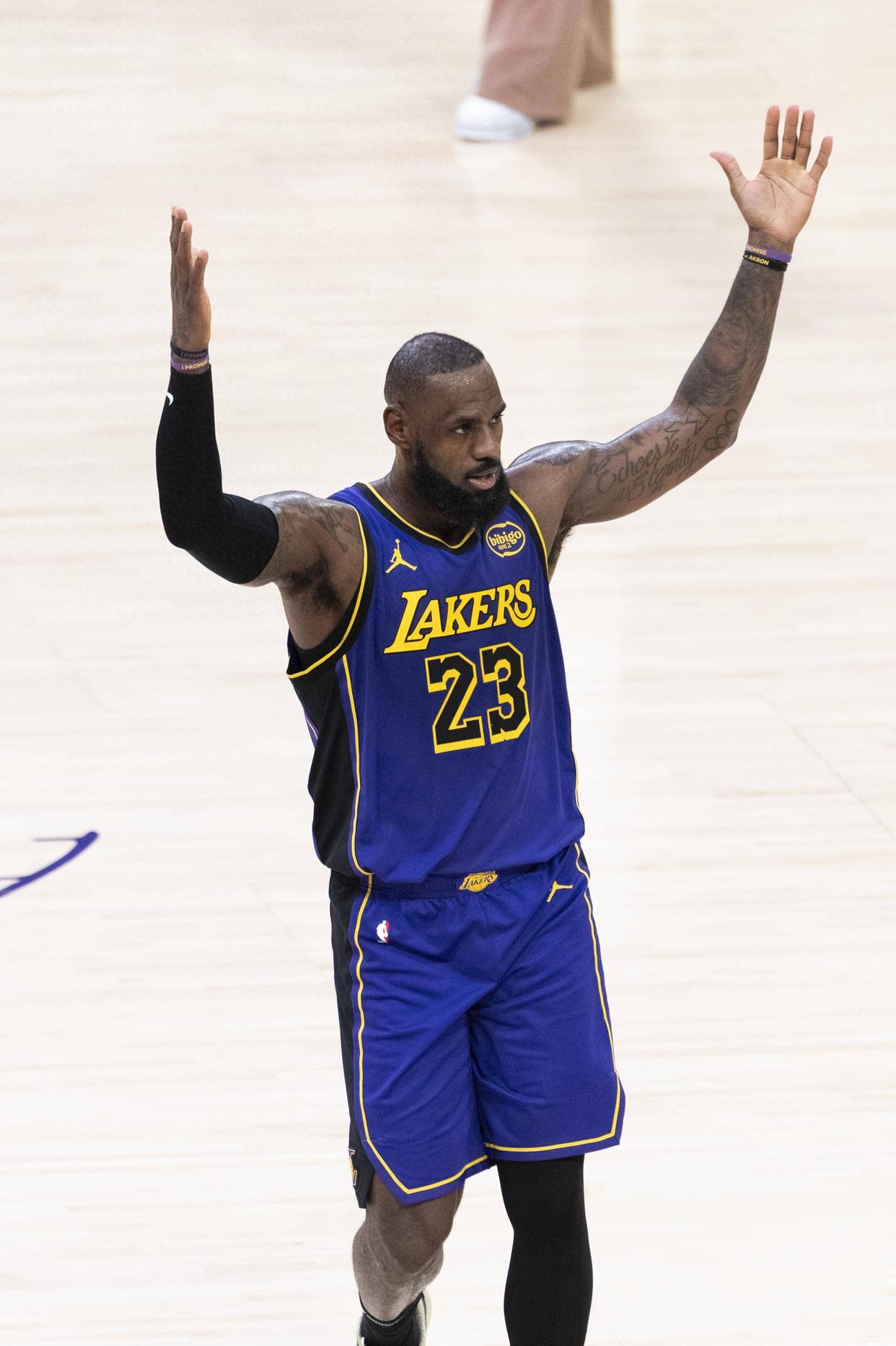 詹姆斯领导湖人大胜,为总冠军发起冲击的简单介绍 詹姆斯领导湖人大胜,为总冠军发起冲击的简单介绍