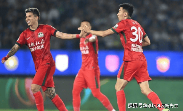 关于国内足球赛场硝烟弥漫：悬念不断引人关注的信息