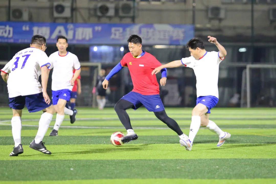 国内足球赛季继续展开激烈的争夺 国内足球赛季继续展开激烈的争夺