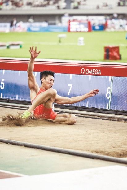 队员表现抢眼,中国队斩获关键三分 队员表现抢眼,中国队斩获关键三分