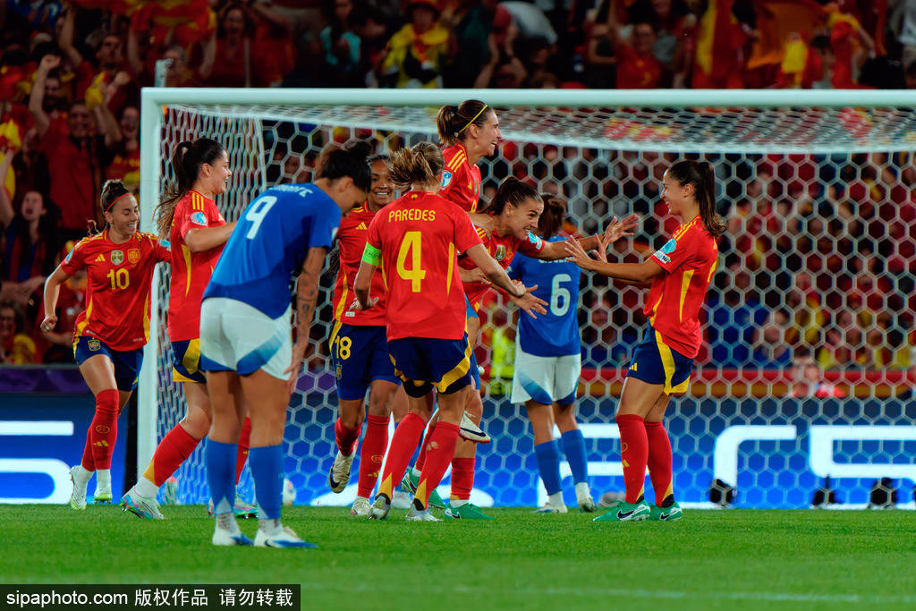 西班牙女足在比赛中展现出色实力 西班牙女足在比赛中展现出色实力