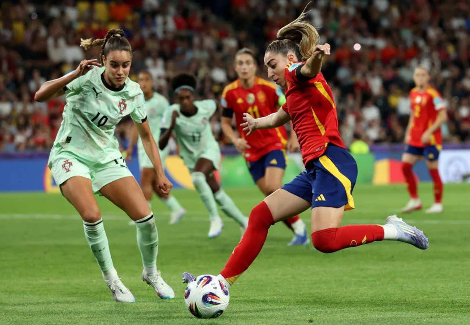 西班牙女足在比赛中展现出色实力 西班牙女足在比赛中展现出色实力