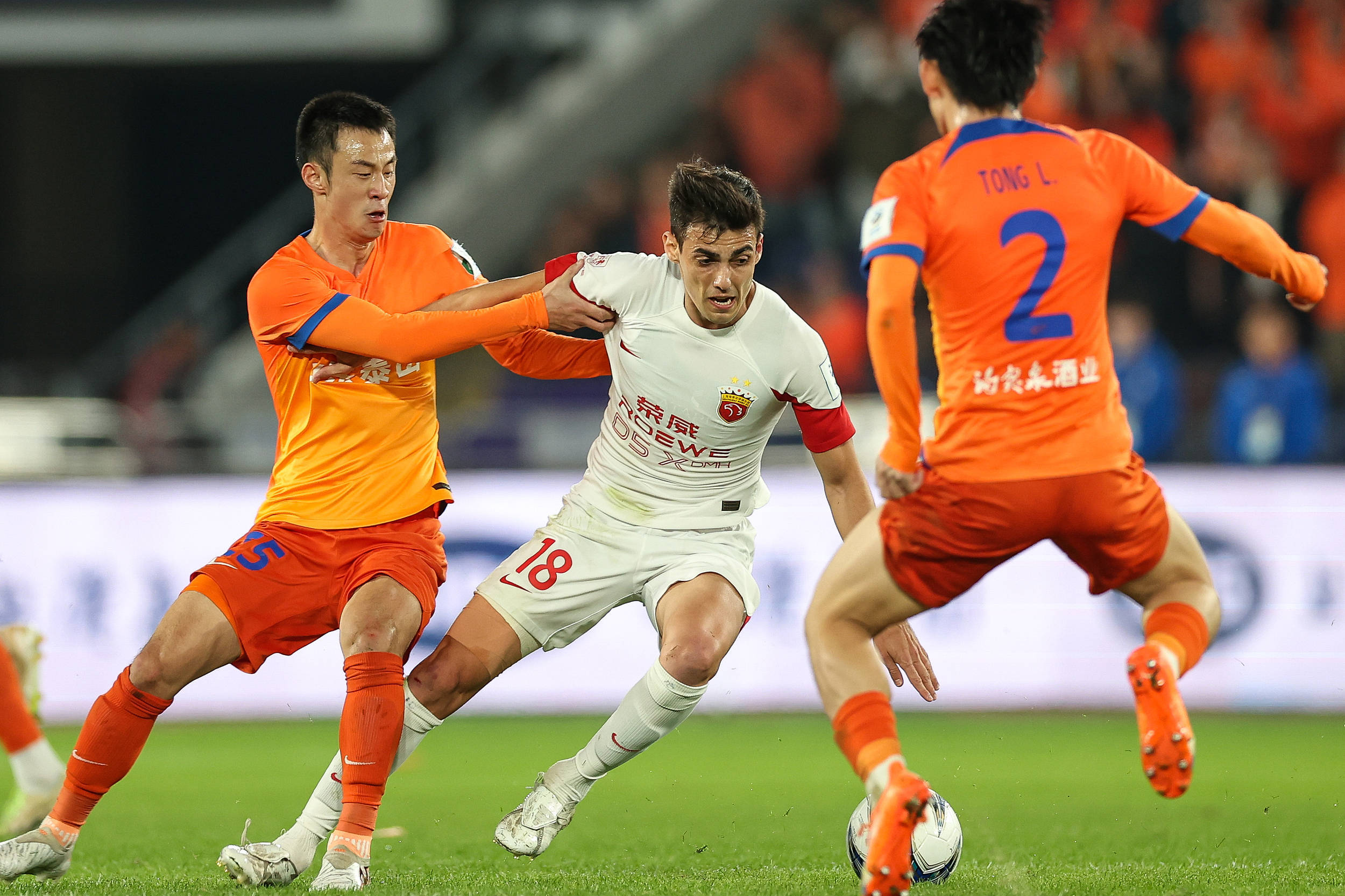 武汉队逆转战胜上海海港队,晋级领先 武汉队逆转战胜上海海港队,晋级领先