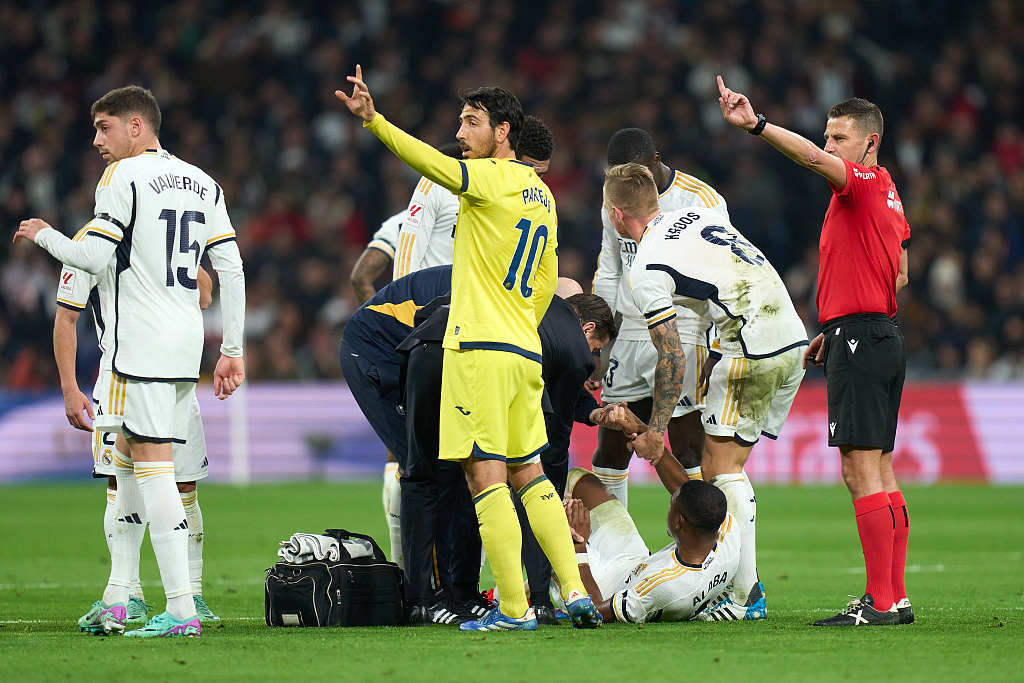 包含瓦伦西亚客场不敌对手，遭遇连败的词条