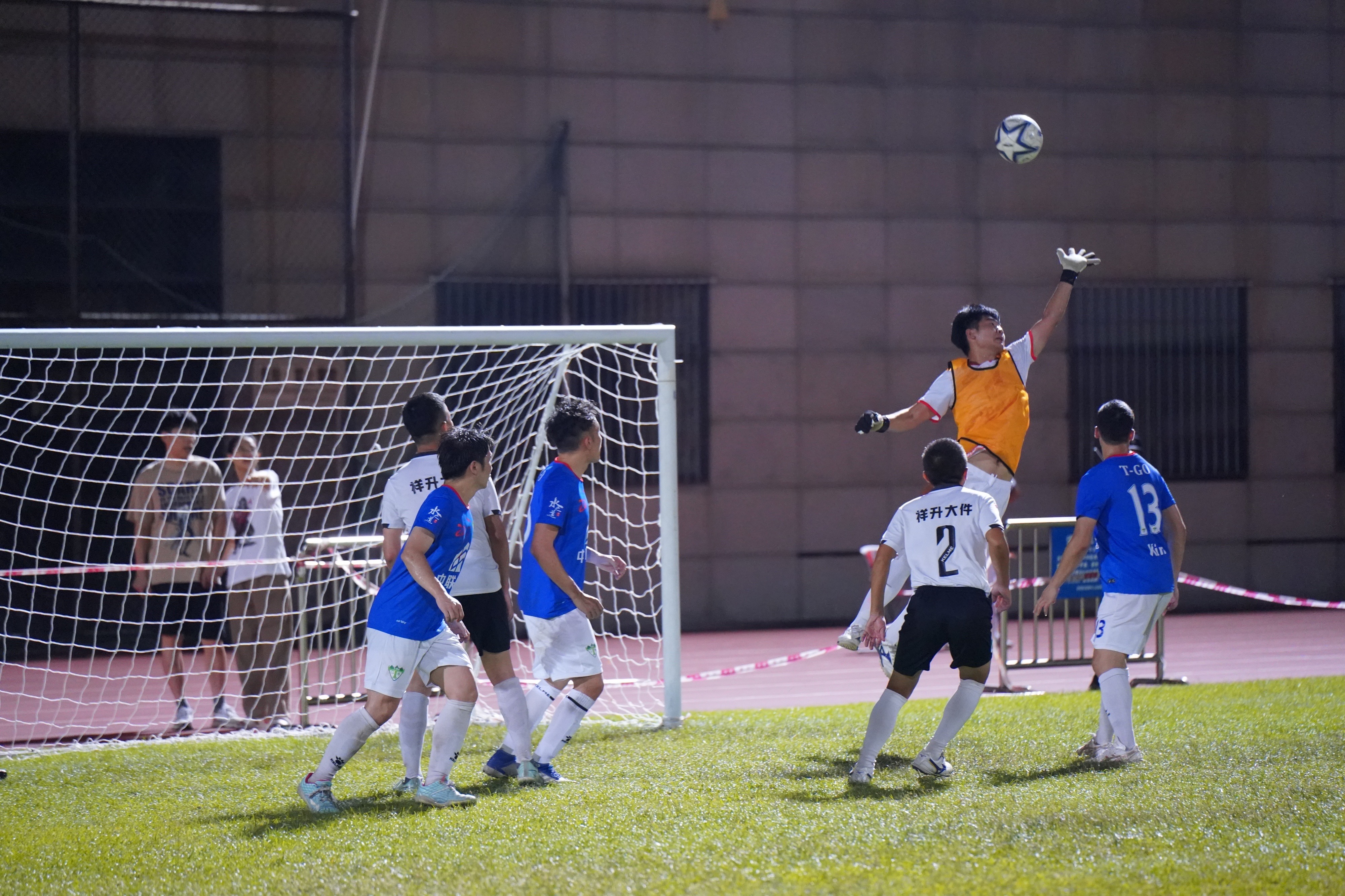 包含一场惊心动魄的足球比赛,在场球迷欢呼不已的词条 包含一场惊心动魄的足球比赛,在场球迷欢呼不已的词条