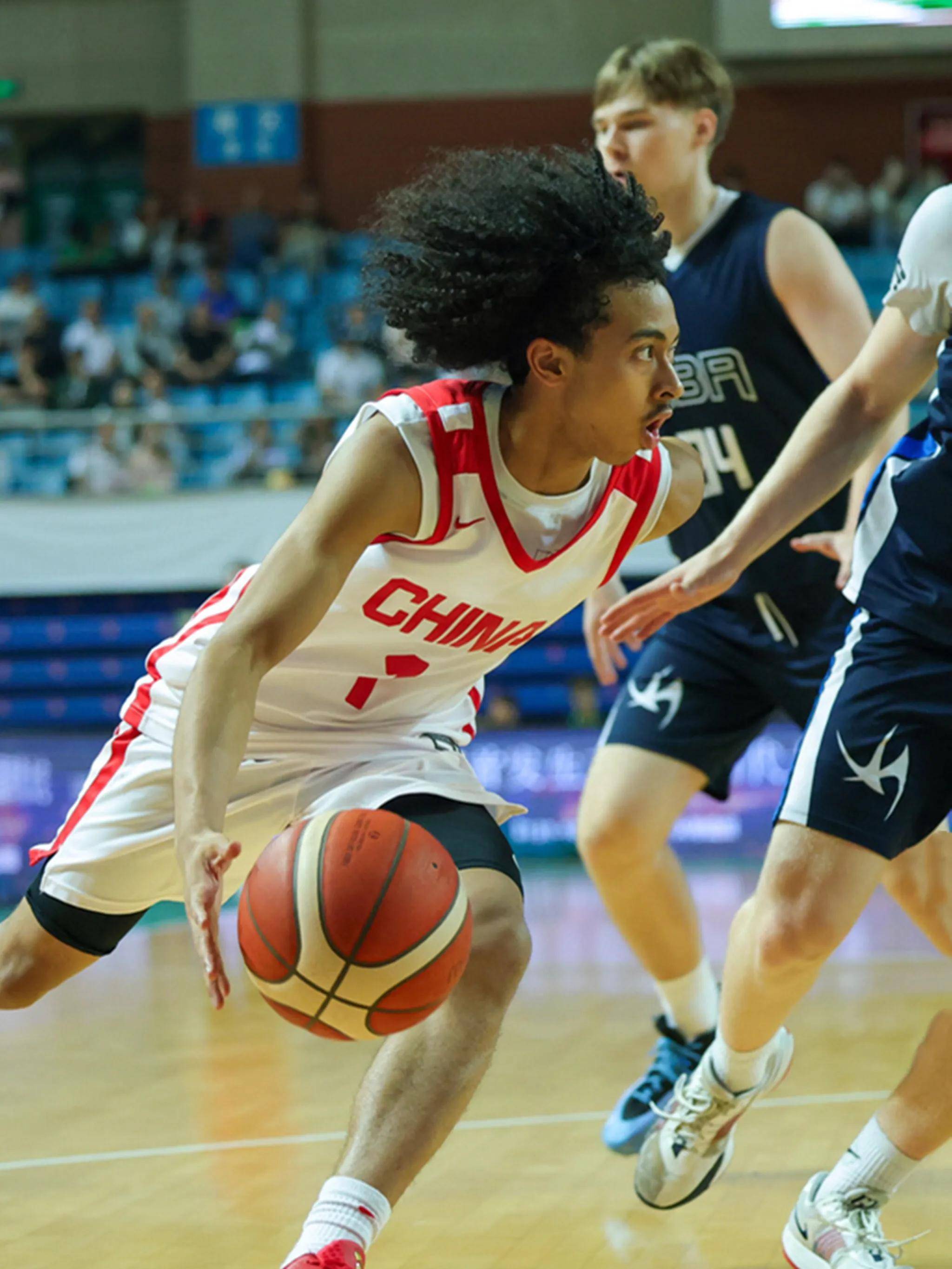 年轻球员披荆斩棘,帮助球队取得宝贵胜利 年轻球员披荆斩棘,帮助球队取得宝贵胜利