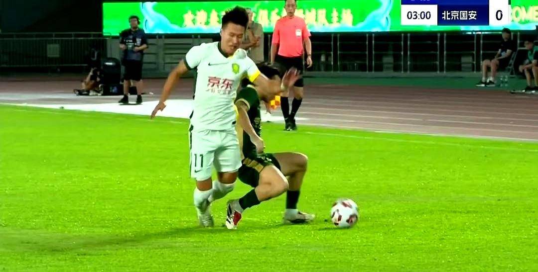 比赛中爆发红牌战,两队硬仗难解 比赛中爆发红牌战,两队硬仗难解