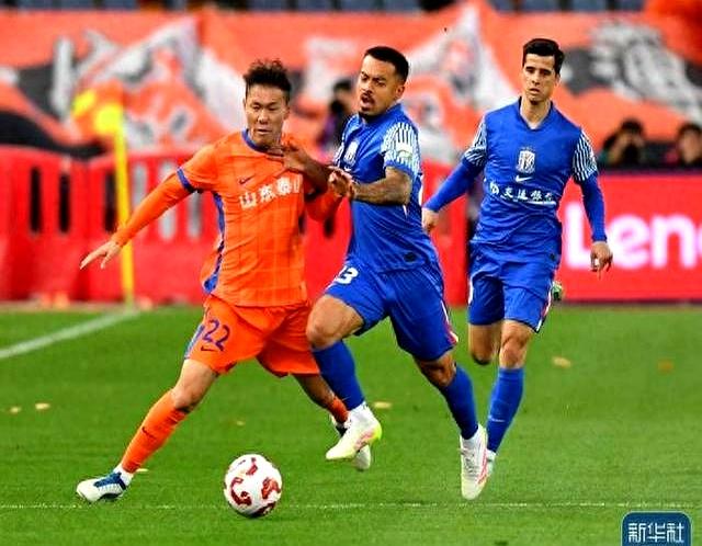 比赛中爆发红牌战,两队硬仗难解 比赛中爆发红牌战,两队硬仗难解