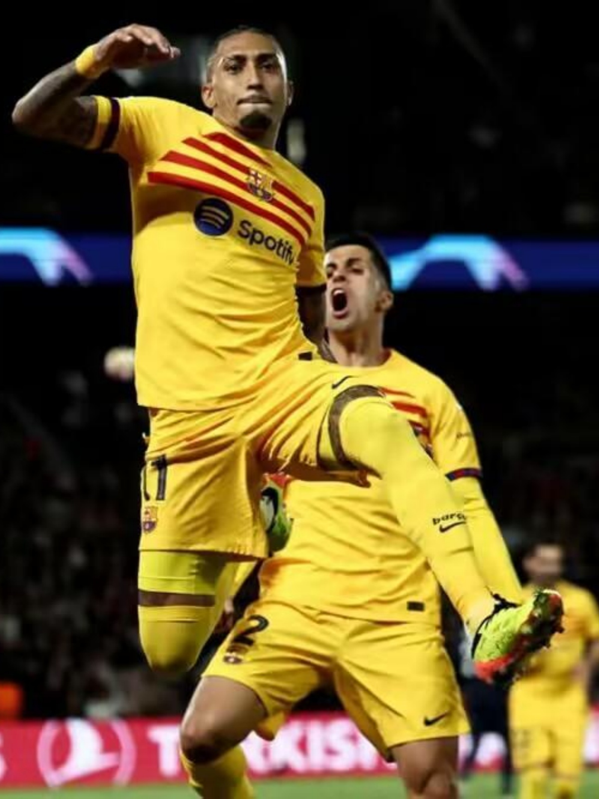 老鹰战胜黄蜂，演绎惊心动魄的胜利之战