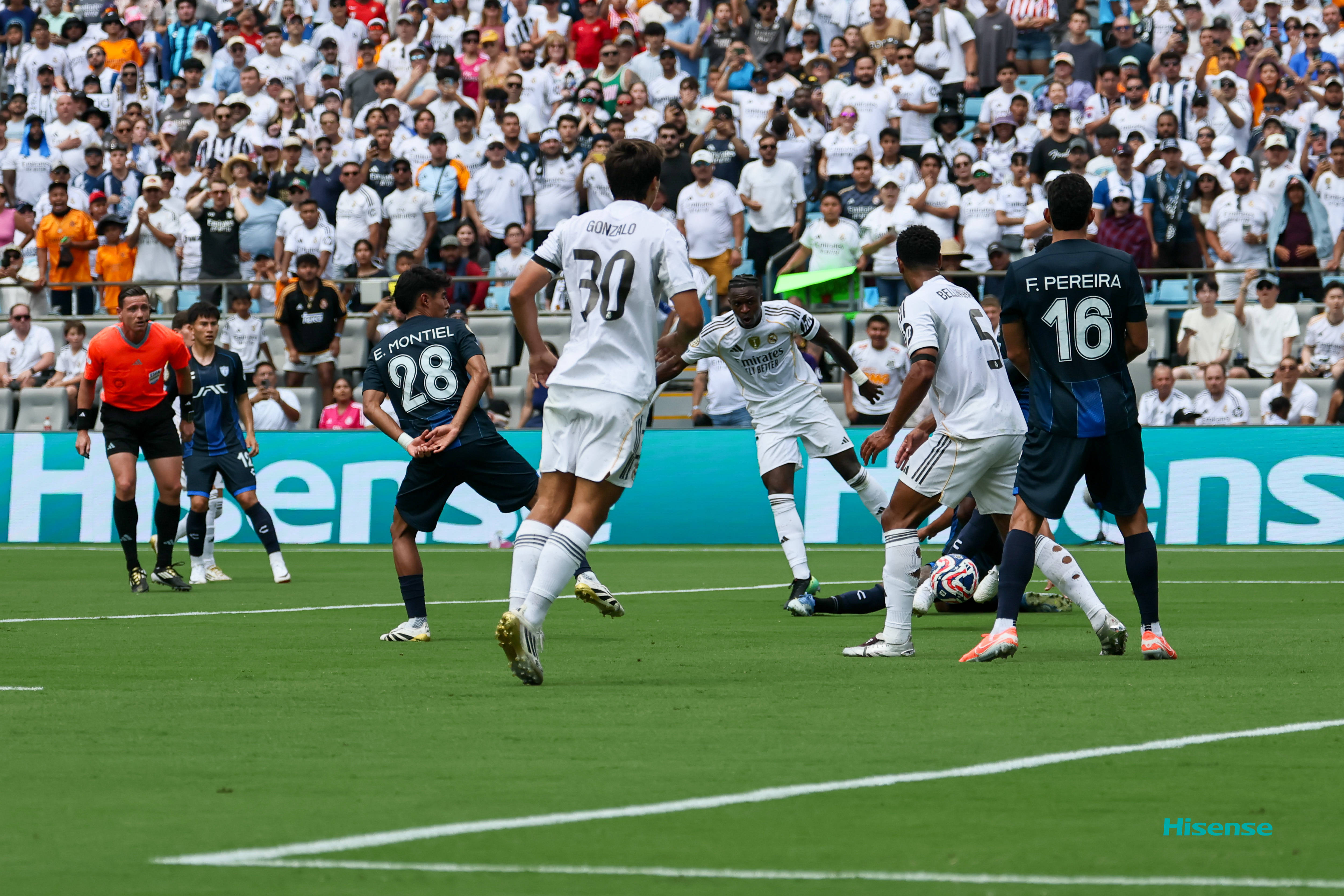 欧洲俱乐部比赛场上乱战频繁 欧洲俱乐部比赛场上乱战频繁