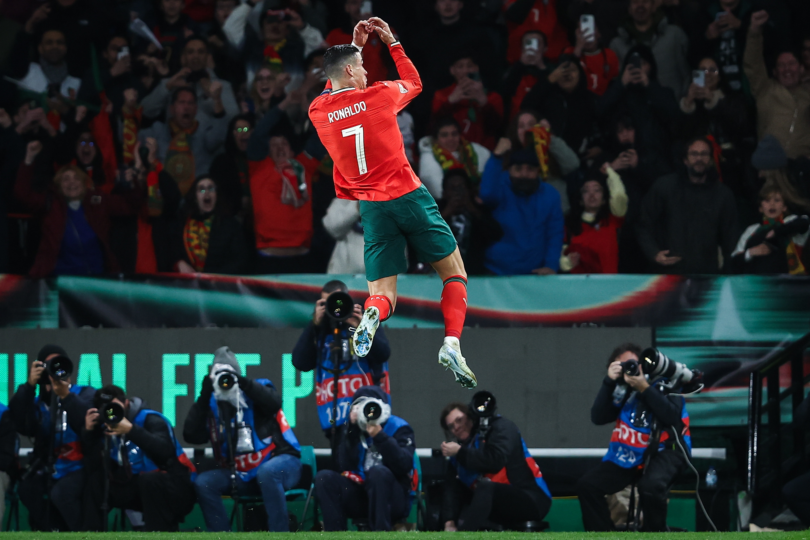 包含葡萄牙血洗巴黎,范佩西关键制胜的词条 包含葡萄牙血洗巴黎,范佩西关键制胜的词条