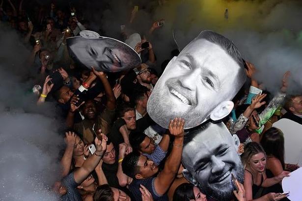 拳击惊险逆转取胜，粉丝狂欢不已